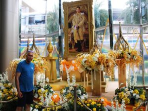 Dr Abbey next to King Maha Vajiralongkorn of Thailand pic